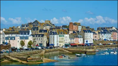 Quelle est cette ville 14 000 habitants, situ&eacute;e en bordure de sa baie, dans le sud-ouest du d&eacute;partement, connue comme port sardinier ?