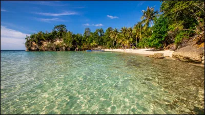 Laquelle de ces îles d'Indonésie tire son nom de sa forme particulière, une sorte de trident ?