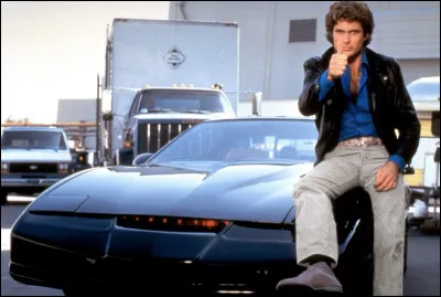 Dans quelle série des années 80 suit-on les aventures de Michael Knight et de sa voiture parlante, KITT ?