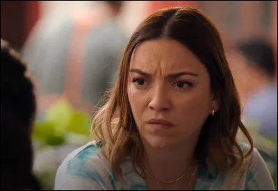 Voici Carla. Elle est journaliste mais dans quelle série Netflix ?