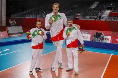 Dans quel sport paralympique l'Iranien Morteza Mehrzad (2,46 m) s'illustre-t-il ?