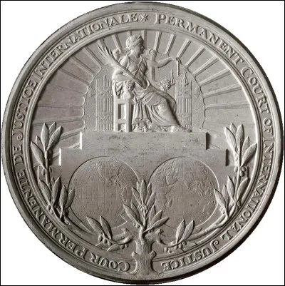 La Cour internationale de justice fut installée en février ; dans quelle ville ?