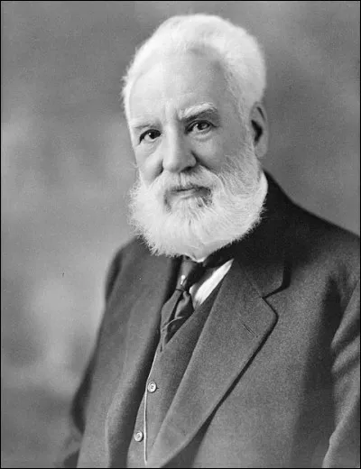 Alexandre Graham Bell décède le 1er août. Il était un scientifique écossais naturalisé américain et linventeur dun objet révolutionnaire en 1876 ; lequel ?
