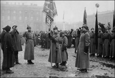 En décembre, le Congrès des Soviets se réunit à Moscou. La Russie soviétique change de dénomination et fonde