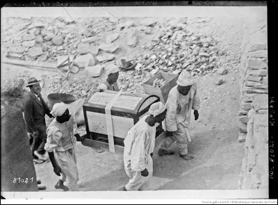 Légyptologie est en effervescence au mois de novembre : un tombeau richement décoré et intact est découvert dans la Vallée des rois, près de Louxor. À quel roi appartenait-il ?