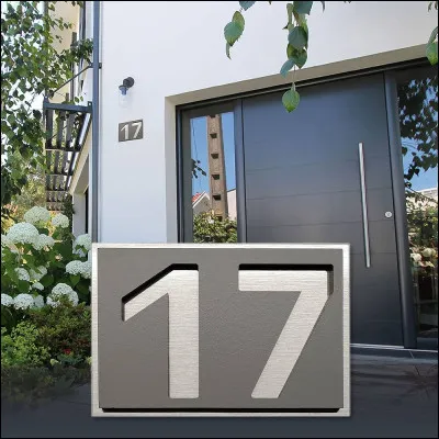 La R17 est un modèle de voiture de la marque ...