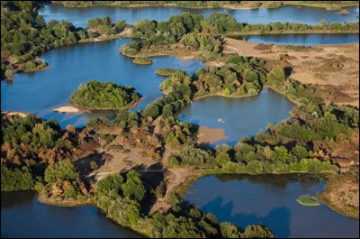 Quel parc naturel situé dans le département de l'Indre est souvent surnommé ''pays aux mille étangs'' ?