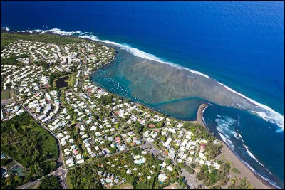 ''Étang-Salé'' est une commune de quelle île, sachant que le chef-lieu de cette île est Saint-Denis ?