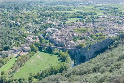 Quelle est cette ville de 3 700 habitants, située dans la vallée du Vidourle, en bordure des Cévennes ?