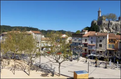 Quelle est cette petite ville de 3 300 habitants, située dans le nord du département, dans la vallée de la Cèze ?