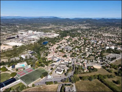 Quelle est cette petite ville de 3 600 habitants, proche d'Alès, dont l'histoire est depuis 1860 liée aux industries de la soude et de l'aluminium ?