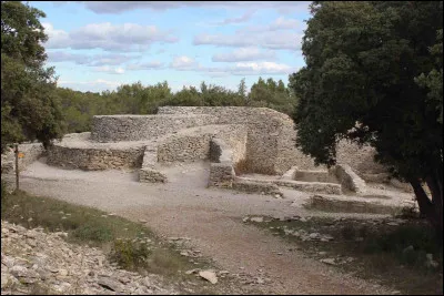 Quel est ce site, qui se trouve à 15 km à l'ouest de Nîmes, où l'on peut voir un oppidum antique, occupé du Néolithique à la période romaine ?