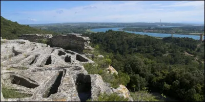 L'abbaye de Saint-Roman est une ancienne abbaye troglodytique édifiée au XIIe siecle, fortifiée au XVIe et aujourd'hui en ruines : quelle vallée domine-telle ?