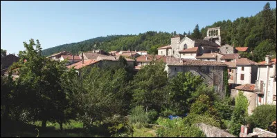 Quel est ce village de montagne, situé à une altitude moyenne de 500 mètres, dans le nord du département à la limite de la Lozère ?
