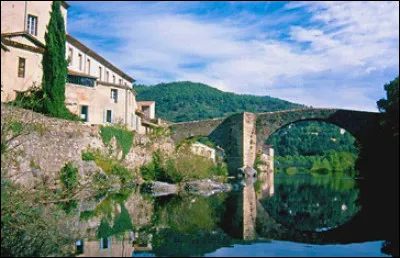 Quelle est cette ville, petite sous-préfecture de 3 700 habitants, située dans le nord-ouest du département ?