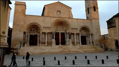 Quelle est cette ville de 14 000 habitants, située en bordure de la Camargue, connue pour son abbatiale, important lieu de pèlerinage au Moyen-Âge ?