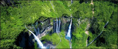 Le Trou de Fer est-elle une dépression géologique du massif du Piton des Neiges située sur l'île de La Réunion ?