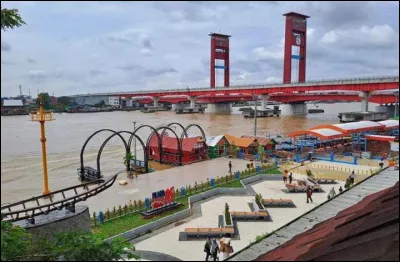 Dans quel pays se trouve Palembang, ville de 1,7 million d'habitants ?
