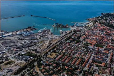 Dans quel pays se trouve Ystad, ville de 18 000 habitants ?