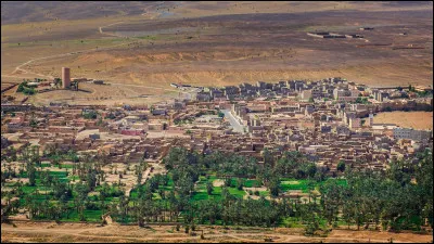 Dans quel pays se trouve Zagora, ville de 55 000 habitants ?