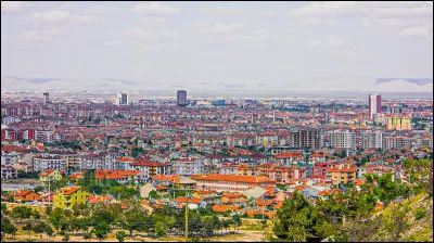 Dans quel pays se trouve Konya, ville de 2 million d'habitants ?