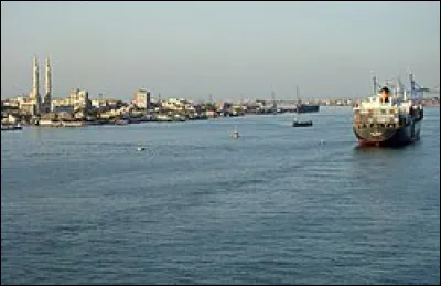 Dans quel pays se trouve Port-Saïd, ville de 700 000 habitants ?