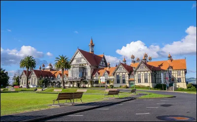 Dans quel pays se trouve Rotorua, ville de 65 000 habitants ?