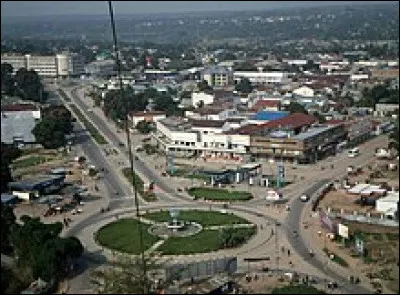 Dans quel pays se trouve Kananga, ville de 2 million d'habitants ?