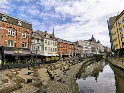 Dans quel pays se trouve Aarhus, ville de 270 000 habitants ?