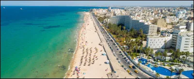 Dans quel pays se trouve Sousse, ville de 220 000 habitants ?