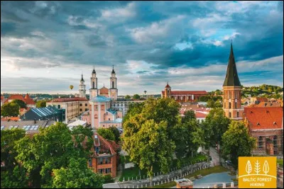 Dans quel pays se trouve Kaunas, ville de 300 000 habitants ?