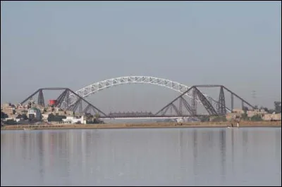 Dans quel pays se trouve Sukkur, ville de 500 000 habitants ?