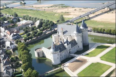 Quelle est cette ville de 5 000 habitants, connue pour son ch&acirc;teau de style Renaissance ?