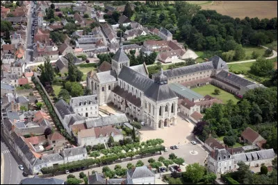 Quelle est ce bourg de 2 000 habitants, situ&eacute; sur les bords de la Loire, connu pour l'abbaye de Fleury ?