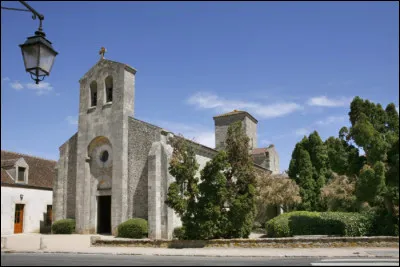 Quel est ce village situ&eacute; en bordure de la Loire entre Ch&acirc;teauneuf-sur-Loire et Saint-Beno&icirc;t-sur-Loire, connu pour son oratoire carolingien du IXe si&egrave;cle ?