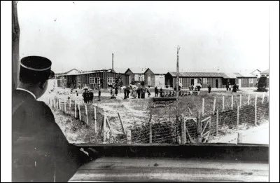 Quel est ce village, situ&eacute; dans le G&acirc;tinais au nord-est d'Orl&eacute;ans, o&ugrave; a &eacute;t&eacute; implant&eacute; un camp d'internement et de transit pour les Juifs, plac&eacute; sous commandement fran&ccedil;ais et qui a fonctionn&eacute; de 1941 &agrave; 1943.