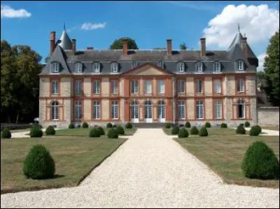 Quelle est cette petite ville de 6 000 habitants, situ&eacute;e &agrave; l'extr&eacute;mit&eacute; nord du d&eacute;partement, en bordure de l'&Icirc;le-de-France, connue pour ses ch&acirc;teaux ?