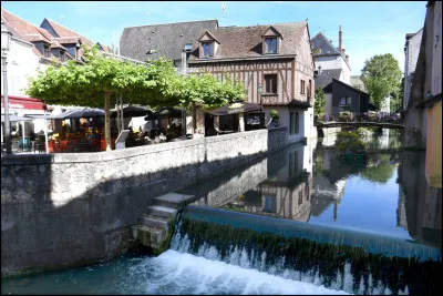 Quelle est cette ville de 15 000 habitants, sous-pr&eacute;fecture et deuxi&egrave;me centre urbain du d&eacute;partement avec une agglom&eacute;ration de 55 000 habitants ?