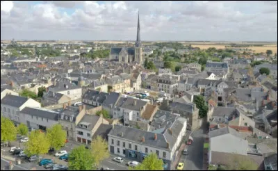 Quelle est cette ville, sous-pr&eacute;fecture de 9 000 habitants situ&eacute;e dans le nord du d&eacute;partement, en bordure de la Beauce ?