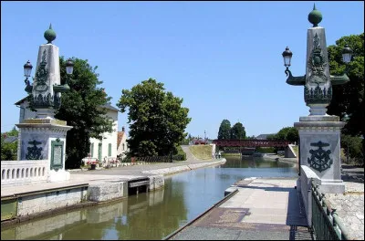 Quelle est cette ville de 5 000 habitants, situ&eacute;e sur la rive droite de la Loire, connue pour le pont-canal qui permet au canal lat&eacute;ral &agrave; la Loire de traverser le fleuve ?