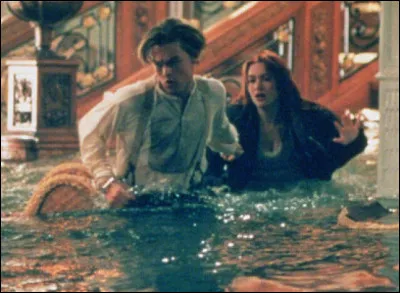 Comment Rose avertit-elle le canot de sauvetage ?