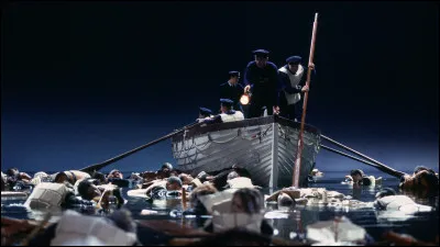 Comment s'appelle le bateau qui a secouru les survivants ?