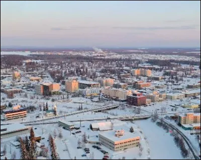 Quelle est cette grande ville où l'on peut admirer des aurores boréales et où les hivers sont glaciaux ?