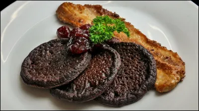 Les blodplättar sont des sortes de crêpes ou galettes à base de sang de renne et d'ufs, un peu comme le boudin en France. Dans quel pays trouve-t-on cela ?