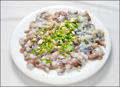 Toujours dans le concept du "mort-vivant", le sannakji, ce plat sud-coréen, est malheureusement responsable de plusieurs décès chaque année. En effet, certaines personnes s'étouffent en le mangeant. Qu'est-ce c'est ?