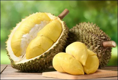 Ce fruit qui semble à première vue inoffensif dégage en fait une odeur insupportable, qui oblige certains pays à l'interdire ! Son odeur est décrite entre du "vomi rance", des "ordures brûlantes" ou du "vieux fromage" par exemple. Comment s'appelle-t-il ?
