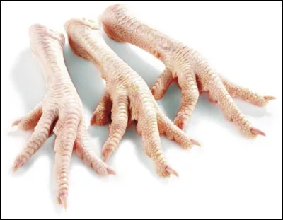 Voici des pattes de poulet ! Ce plat est surtout dégusté en Chine. Comment ?