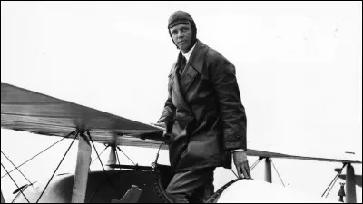 Quel pionnier américain de l'aviation effectue pour la première fois un vol transatlantique de New York à Paris sans escale en 1927 ?