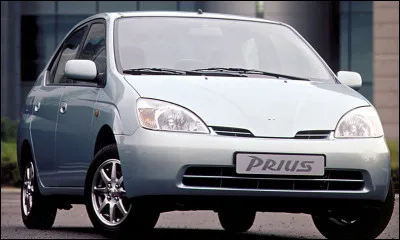 Quel constructeur a produit la toute première automobile hybride électrique/essence en 1997 ?