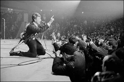 Quel artiste déchaîne les foules à ses concerts en 1961 alors qu'il n'a que 18 ans ?